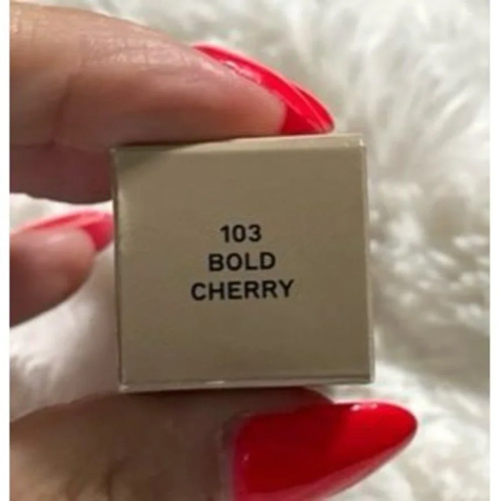 Burberry kisses Bold Cherry Lipstick